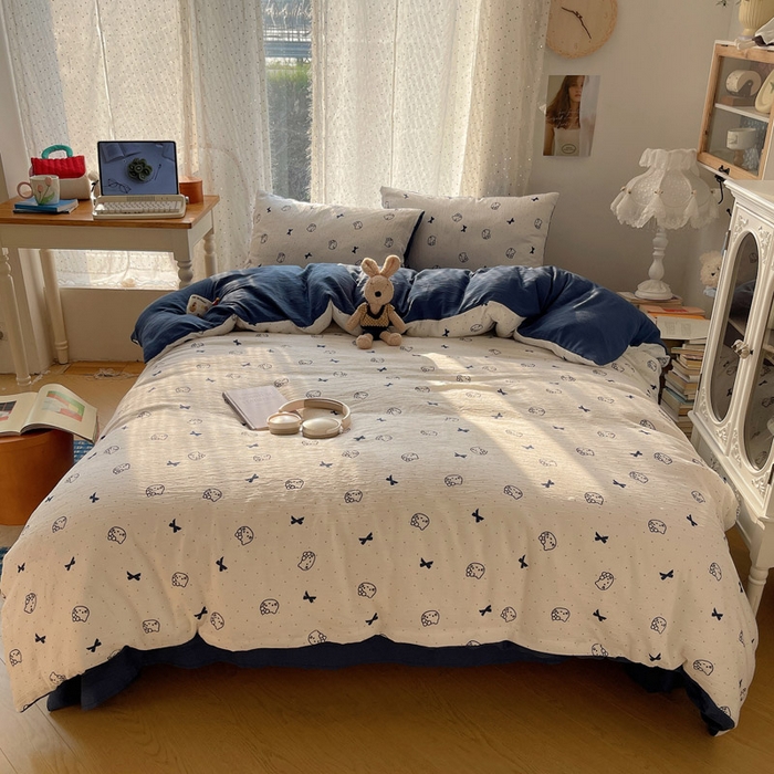 91家纺网 家纺一手货源 找家纺 贝扬思家纺 2025新款亲肤舒适甄选三层纱印花套件系列四件套 蓝莓小猫