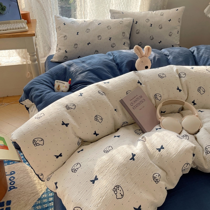 91家纺网 家纺一手货源 找家纺 贝扬思家纺 2025新款亲肤舒适甄选三层纱印花套件系列四件套 蓝莓小猫