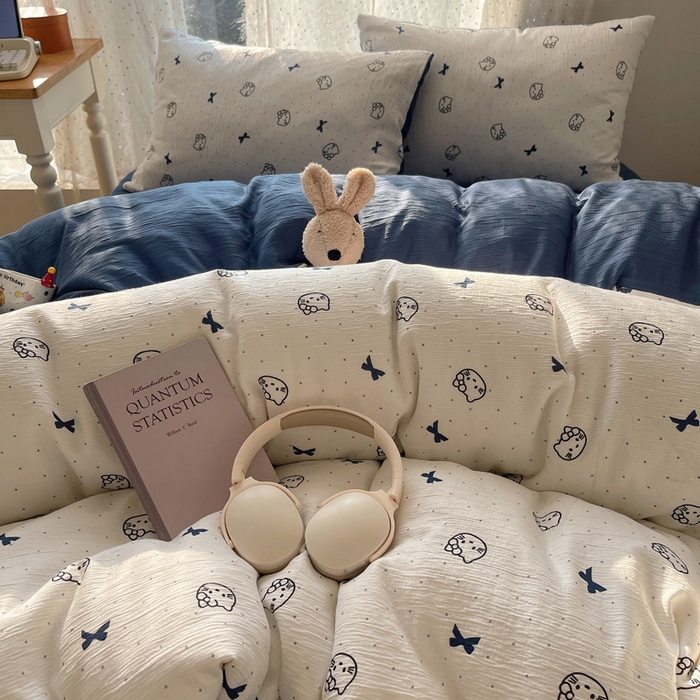 91家纺网 家纺一手货源 找家纺 贝扬思家纺 2025新款亲肤舒适甄选三层纱印花套件系列四件套 蓝莓小猫