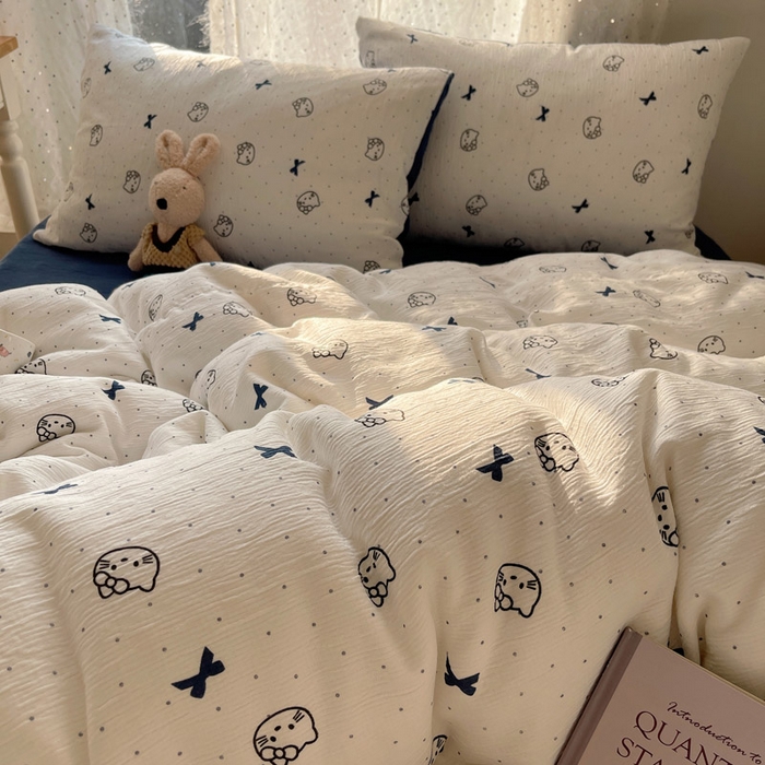 91家纺网 家纺一手货源 找家纺 贝扬思家纺 2025新款亲肤舒适甄选三层纱印花套件系列四件套 蓝莓小猫