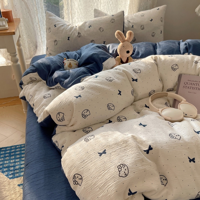 91家纺网 家纺一手货源 找家纺 贝扬思家纺 2025新款亲肤舒适甄选三层纱印花套件系列四件套 蓝莓小猫