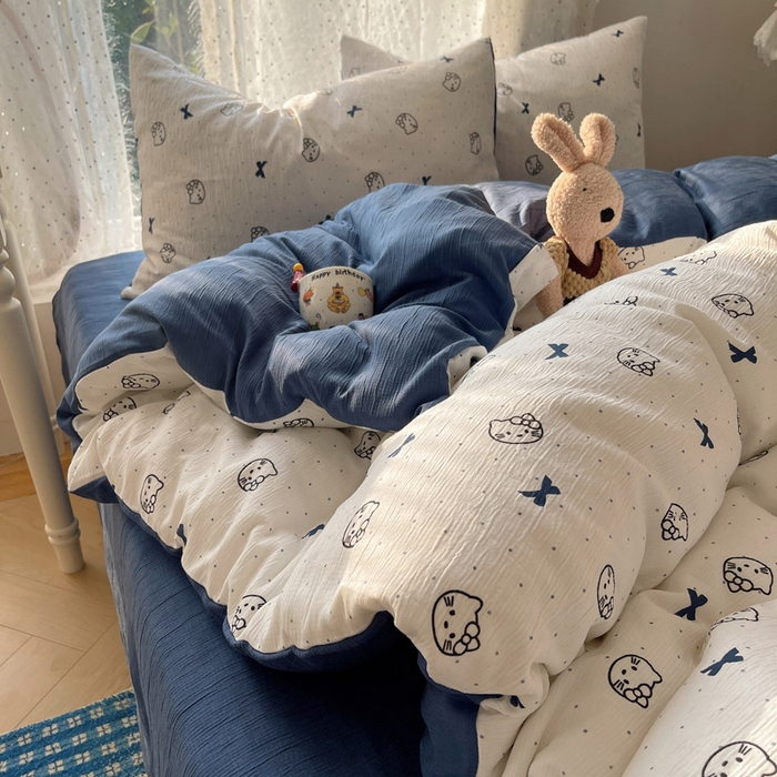 91家纺网 家纺一手货源 找家纺 贝扬思家纺 2025新款亲肤舒适甄选三层纱印花套件系列四件套 蓝莓小猫