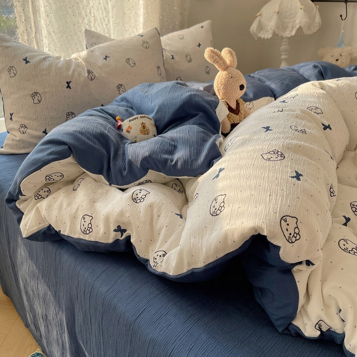 91家纺网 家纺一手货源 找家纺 贝扬思家纺 2025新款亲肤舒适甄选三层纱印花套件系列四件套 蓝莓小猫