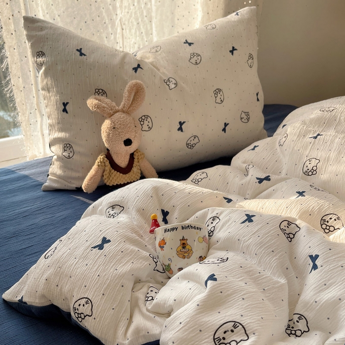 91家纺网 家纺一手货源 找家纺 贝扬思家纺 2025新款亲肤舒适甄选三层纱印花套件系列四件套 蓝莓小猫