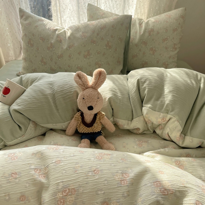 91家纺网 家纺一手货源 找家纺 贝扬思家纺 2025新款亲肤舒适甄选三层纱印花套件系列四件套 玫瑰夜-绿