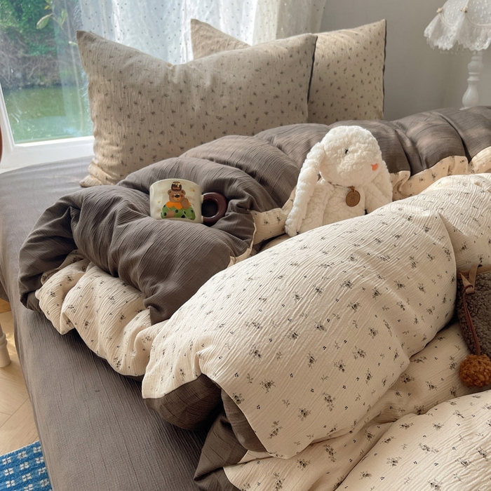 91家纺网 家纺一手货源 找家纺 贝扬思家纺 2025新款亲肤舒适甄选三层纱印花套件系列四件套 莫奈-咖