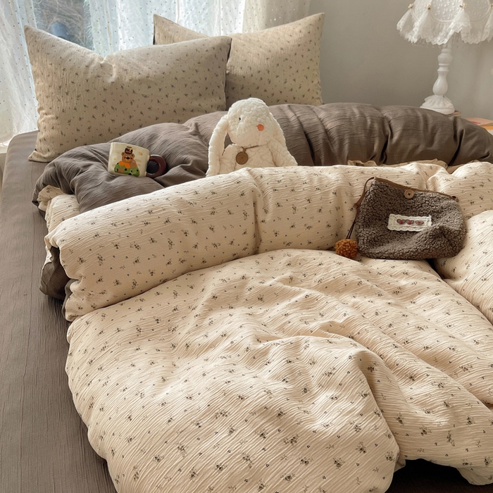 91家纺网 家纺一手货源 找家纺 贝扬思家纺 2025新款亲肤舒适甄选三层纱印花套件系列四件套 莫奈-咖