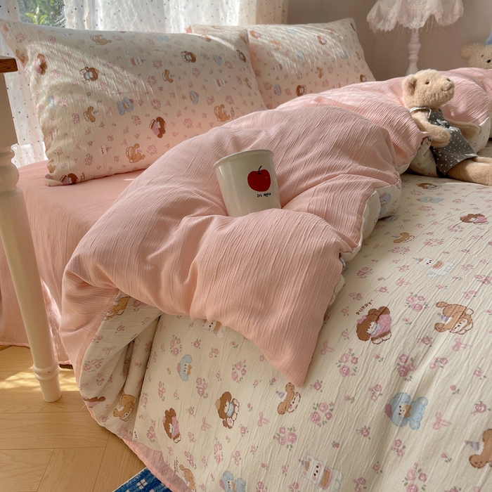 91家纺网 家纺一手货源 找家纺 贝扬思家纺 2025新款亲肤舒适甄选三层纱印花套件系列四件套 小狗集合会