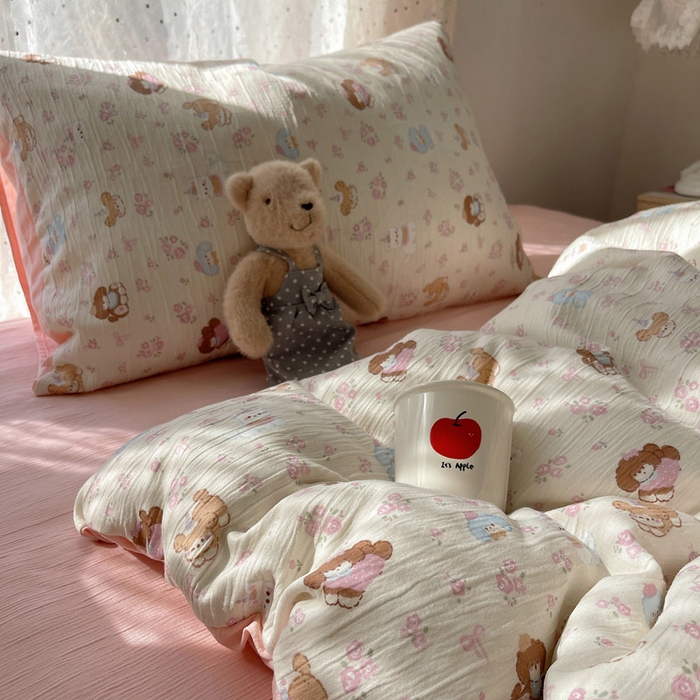 91家纺网 家纺一手货源 找家纺 贝扬思家纺 2025新款亲肤舒适甄选三层纱印花套件系列四件套 小狗集合会