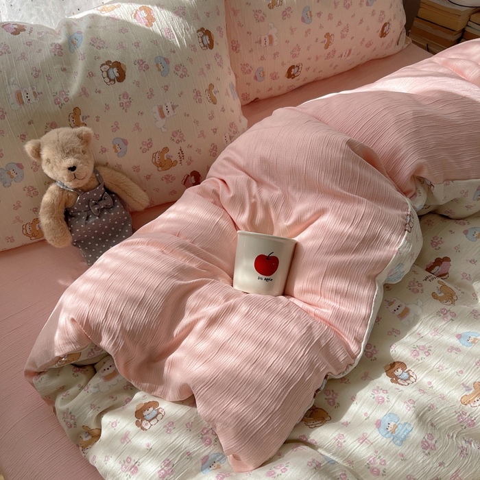 91家纺网 家纺一手货源 找家纺 贝扬思家纺 2025新款亲肤舒适甄选三层纱印花套件系列四件套 小狗集合会