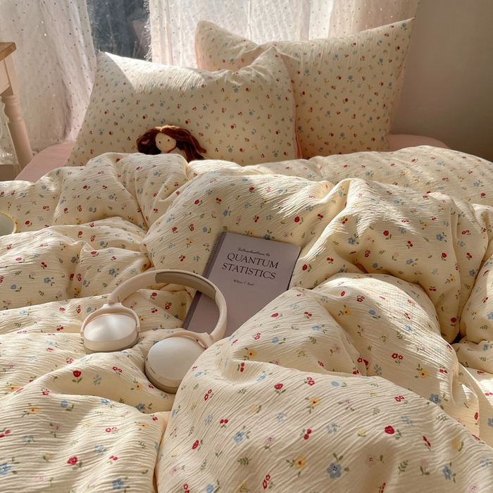 91家纺网 家纺一手货源 找家纺 贝扬思家纺 2025新款亲肤舒适甄选三层纱印花套件系列四件套 小花点点