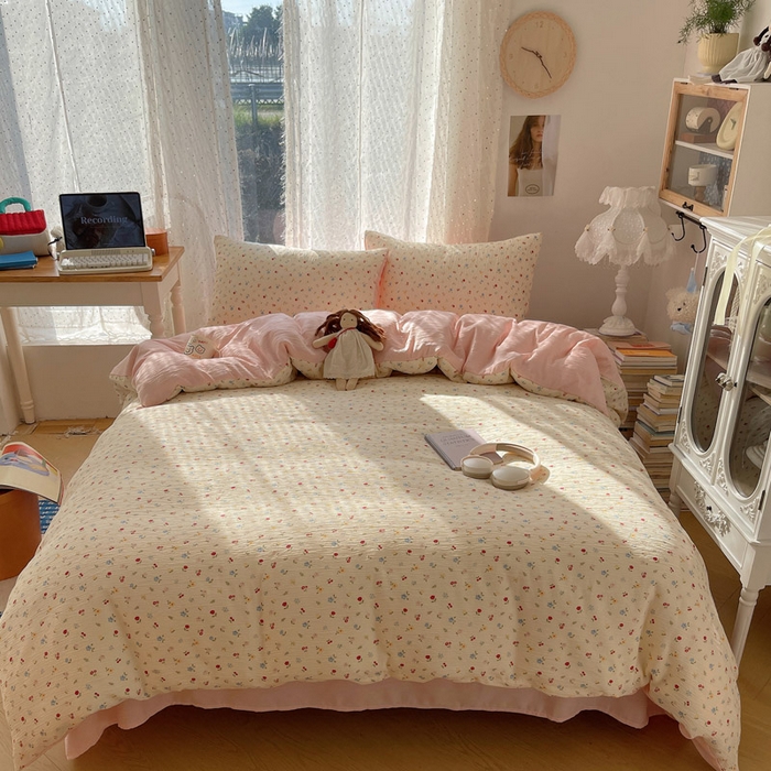 91家纺网 家纺一手货源 找家纺 贝扬思家纺 2025新款亲肤舒适甄选三层纱印花套件系列四件套 小花点点