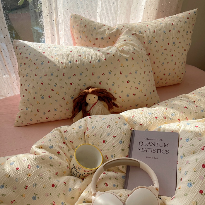 91家纺网 家纺一手货源 找家纺 贝扬思家纺 2025新款亲肤舒适甄选三层纱印花套件系列四件套 小花点点