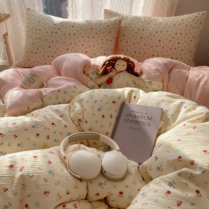 91家纺网 家纺一手货源 找家纺 贝扬思家纺 2025新款亲肤舒适甄选三层纱印花套件系列四件套 小花点点