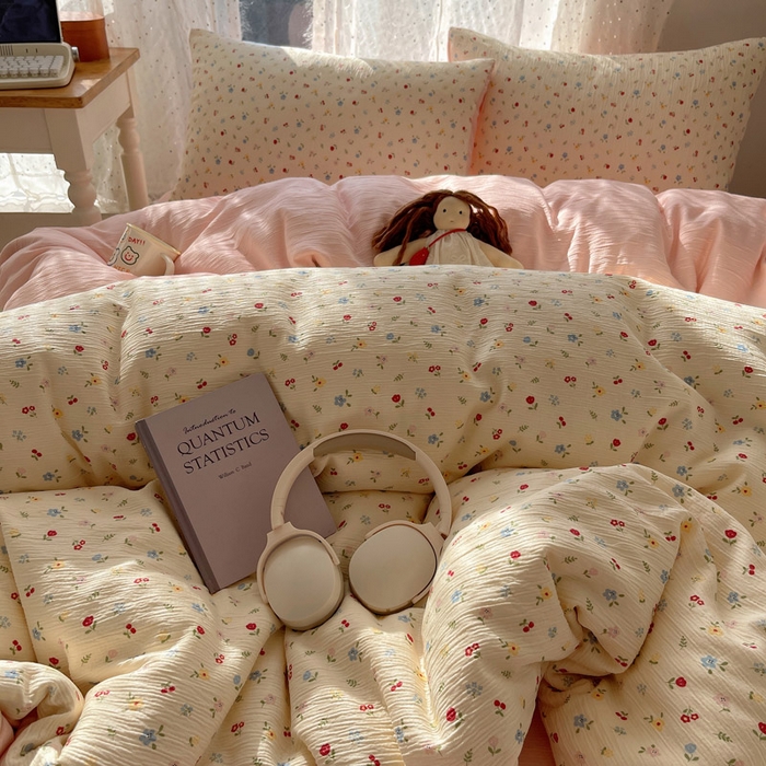 91家纺网 家纺一手货源 找家纺 贝扬思家纺 2025新款亲肤舒适甄选三层纱印花套件系列四件套 小花点点