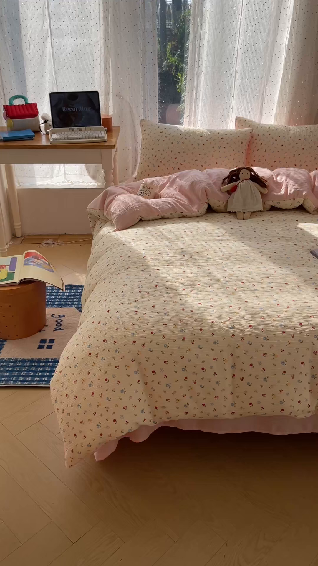 91家纺网 家纺一手货源 找家纺 贝扬思家纺 2025新款亲肤舒适甄选三层纱印花套件系列四件套 小花点点