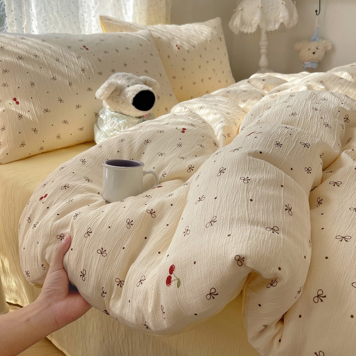 91家纺网 家纺一手货源 找家纺 贝扬思家纺 2025新款亲肤舒适甄选三层纱印花套件系列四件套 樱桃蝴蝶