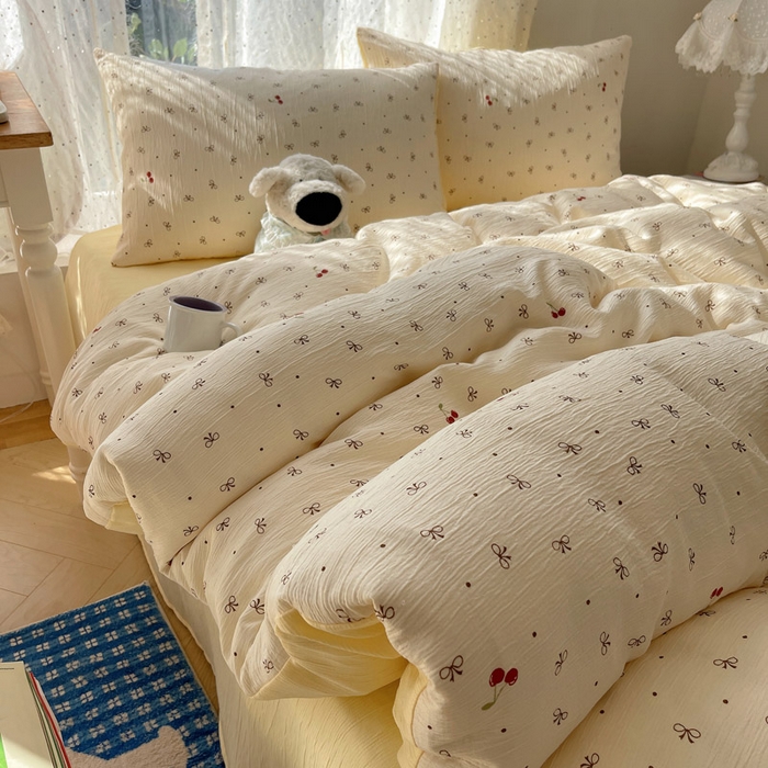 91家纺网 家纺一手货源 找家纺 贝扬思家纺 2025新款亲肤舒适甄选三层纱印花套件系列四件套 樱桃蝴蝶