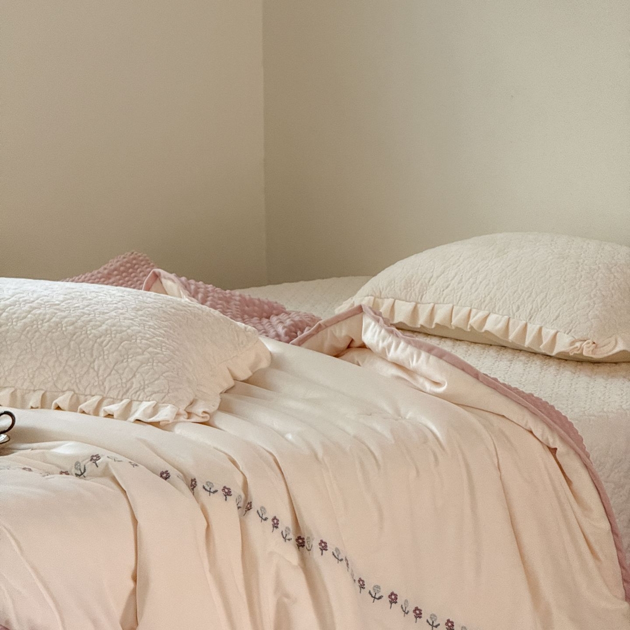 91家纺网 家纺一手货源 找家纺 （总）汇庭 2025秋冬新款铃兰之音绒床盖三件套