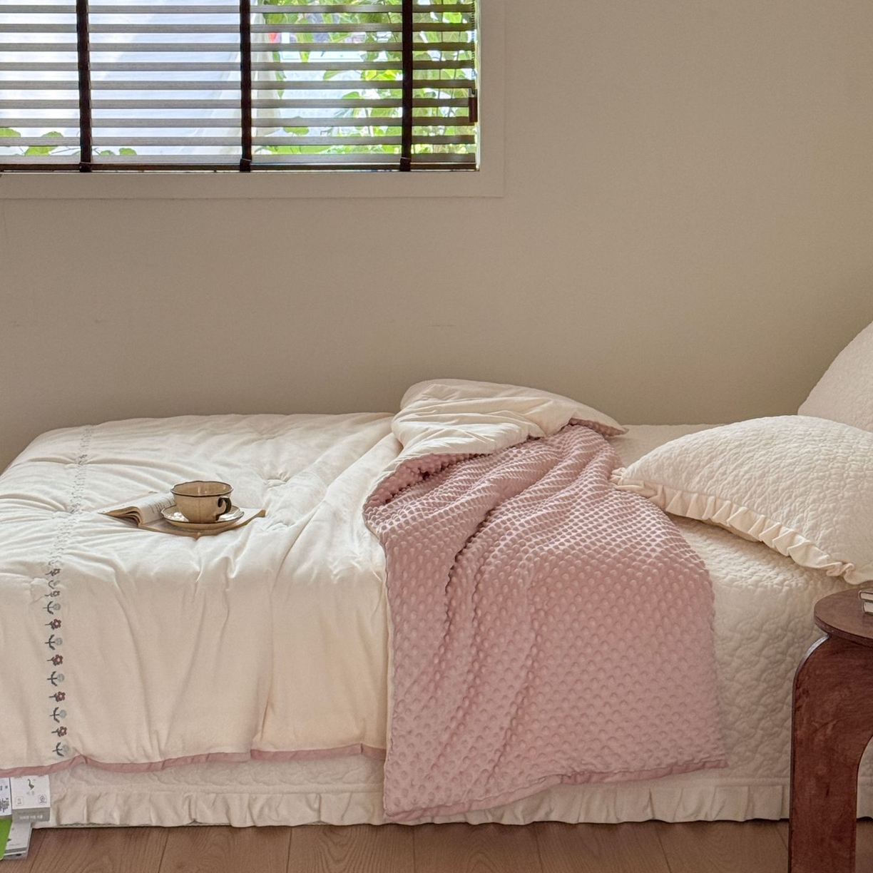 91家纺网 家纺一手货源 找家纺 （总）汇庭 2025秋冬新款铃兰之音绒床盖三件套