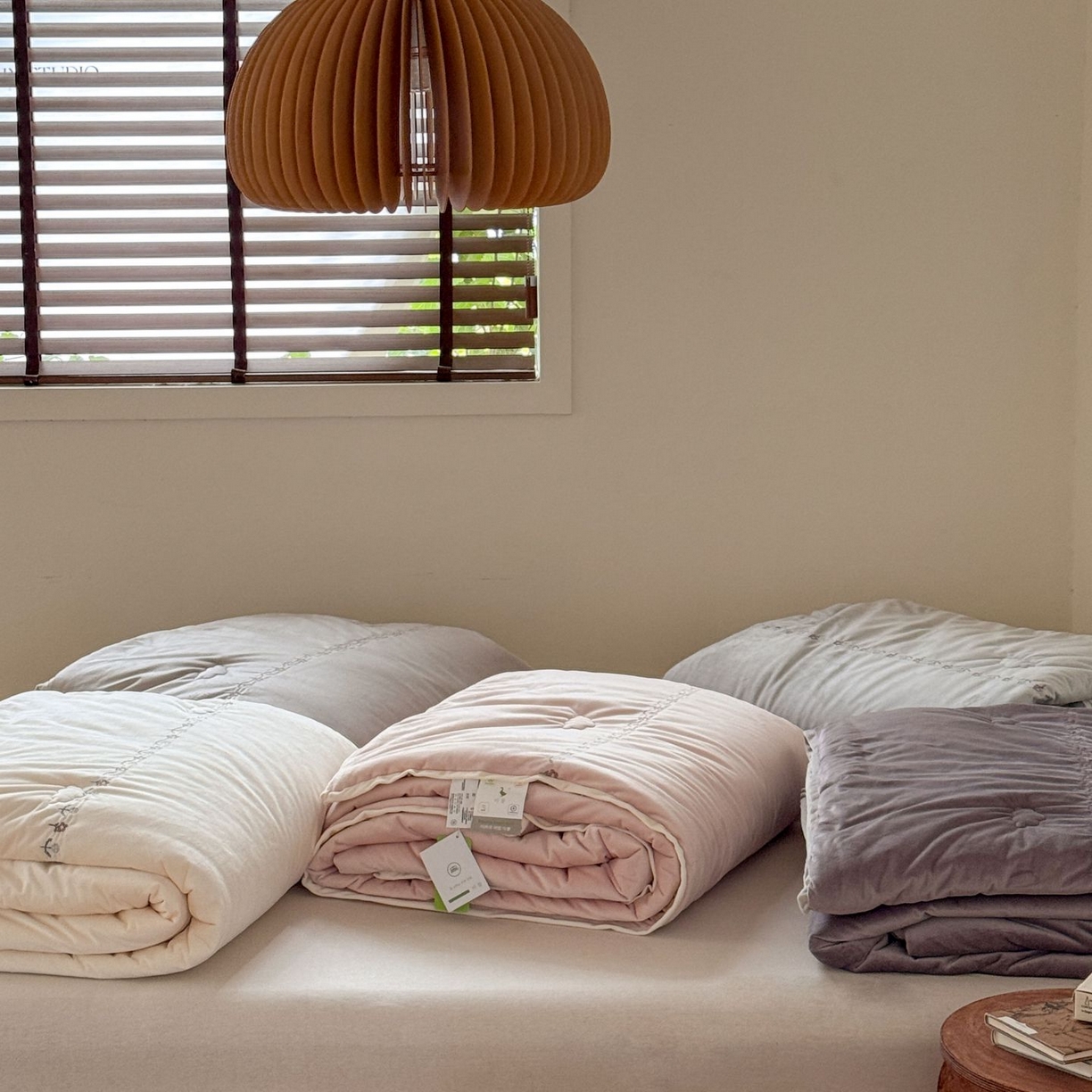 91家纺网 家纺一手货源 找家纺 汇庭 2025秋冬新款铃兰之音绒床盖三件套 叠拍仅供参考不可下单