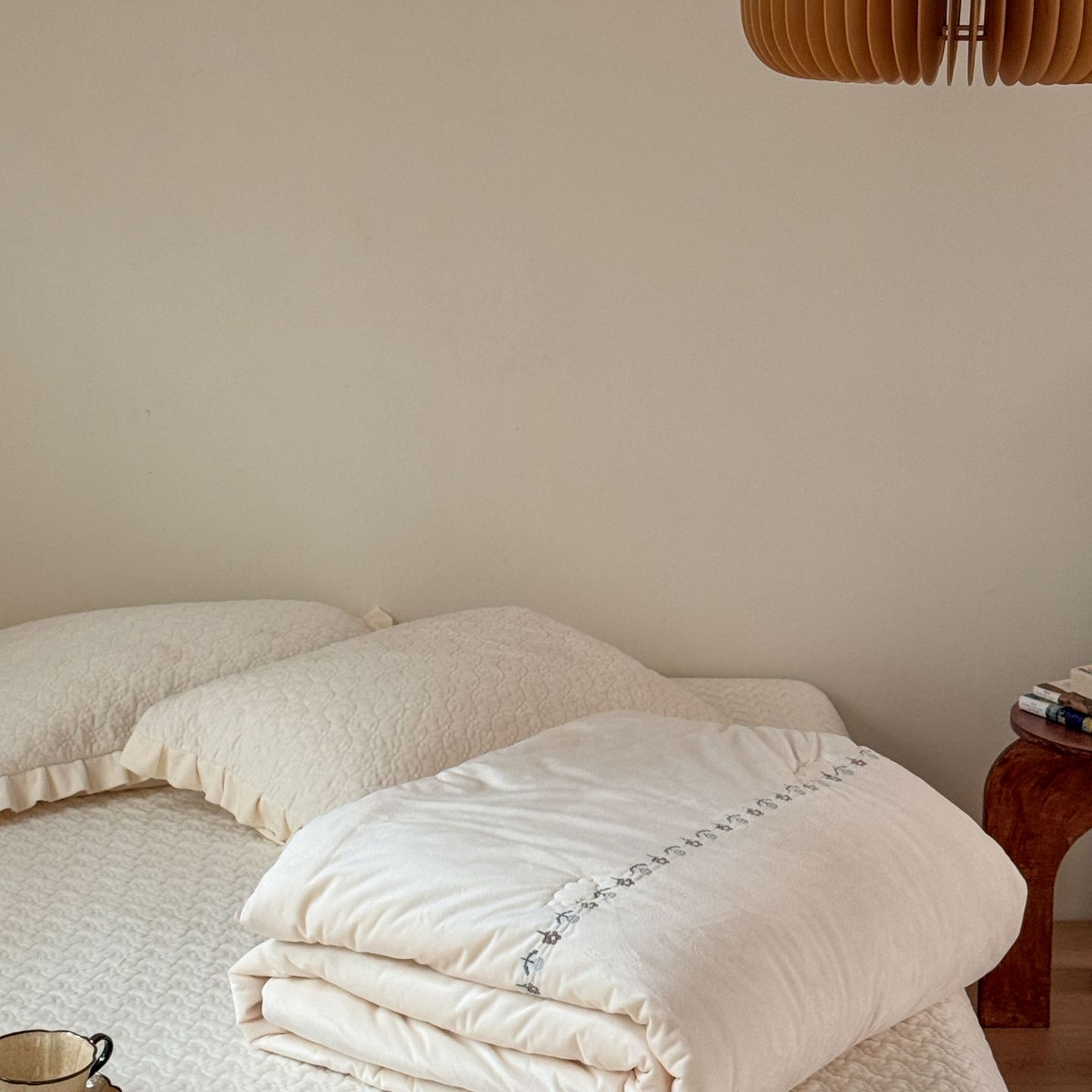 91家纺网 家纺一手货源 找家纺 汇庭 2025秋冬新款铃兰之音绒床盖三件套 铃兰之音本白（向阳花白