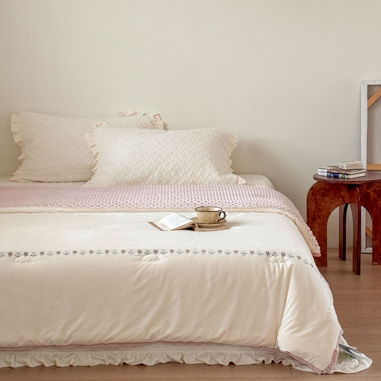 91家纺网 家纺一手货源 找家纺 （总）汇庭 2025秋冬新款铃兰之音绒床盖三件套