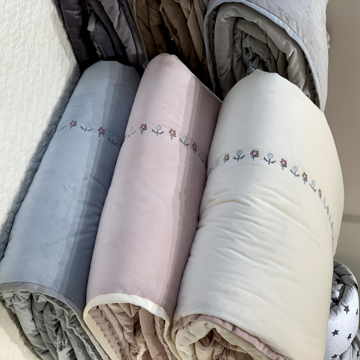 91家纺网 家纺一手货源 找家纺 汇庭 2025秋冬新款铃兰之音绒床盖三件套 组合仅供参考不可下单