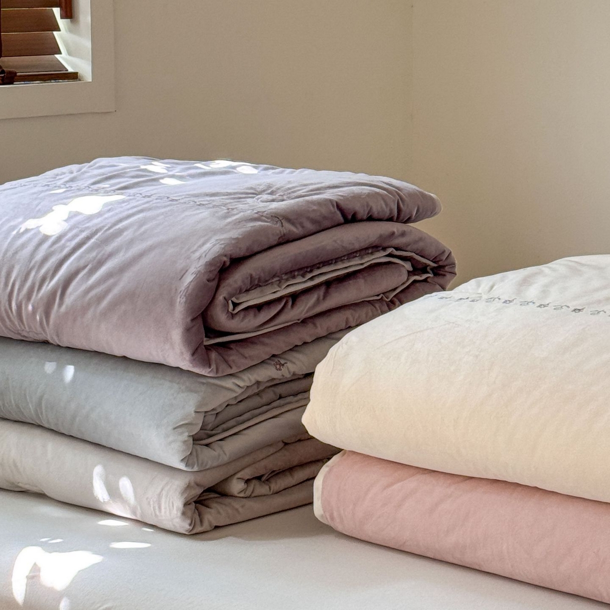 91家纺网 家纺一手货源 找家纺 汇庭 2025秋冬新款铃兰之音绒床盖三件套 叠拍仅供参考不可下单