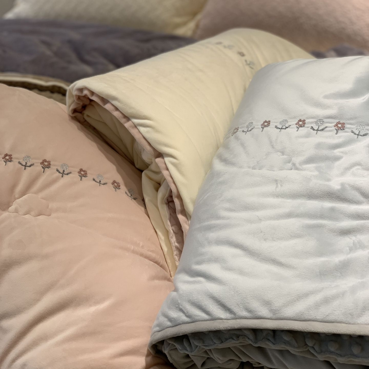 91家纺网 家纺一手货源 找家纺 汇庭 2025秋冬新款铃兰之音绒床盖三件套 组合仅供参考不可下单