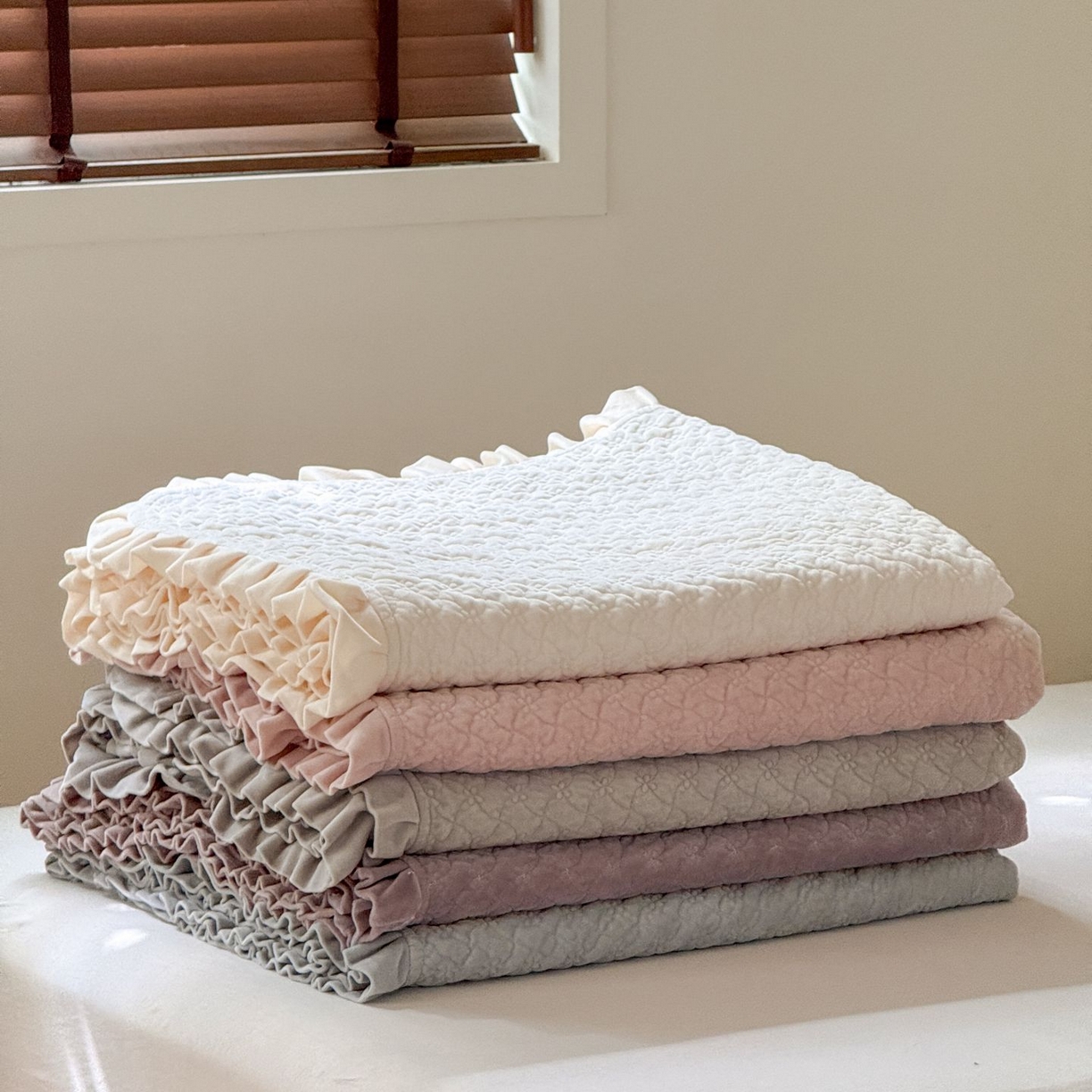 91家纺网 家纺一手货源 找家纺 汇庭 2025秋冬新款铃兰之音绒床盖三件套 叠拍仅供参考不可下单