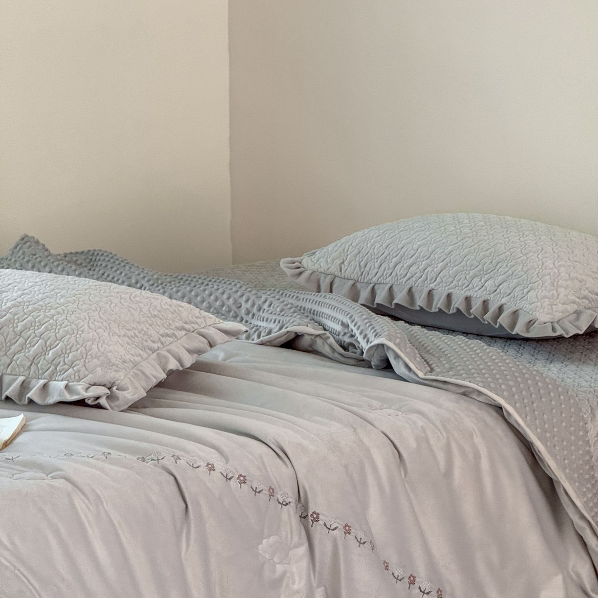 91家纺网 家纺一手货源 找家纺 汇庭 2025秋冬新款铃兰之音绒床盖三件套 铃兰之音雾霾蓝（向阳花蓝