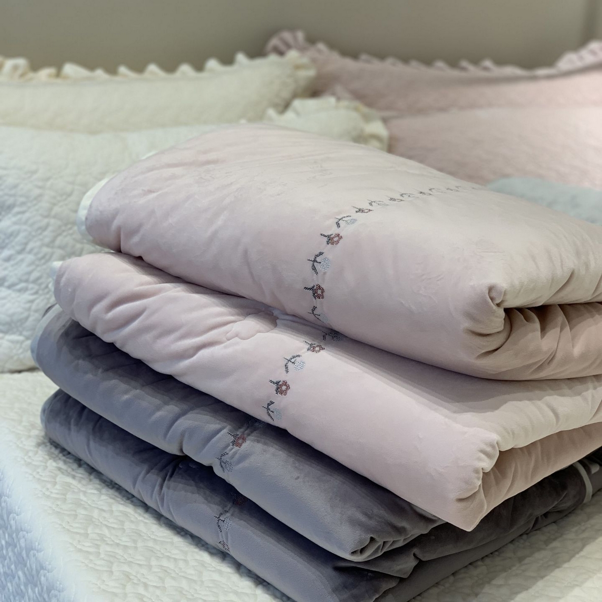 91家纺网 家纺一手货源 找家纺 汇庭 2025秋冬新款铃兰之音绒床盖三件套 组合仅供参考不可下单