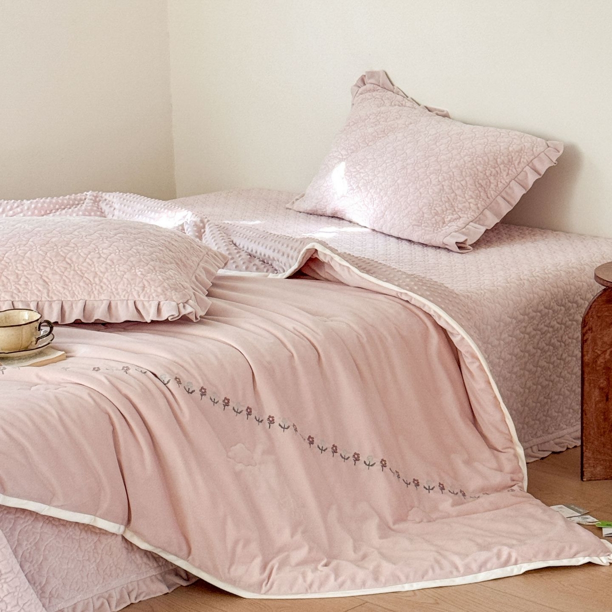 91家纺网 家纺一手货源 找家纺 汇庭 2025秋冬新款铃兰之音绒床盖三件套 铃兰之音粉（向阳花粉