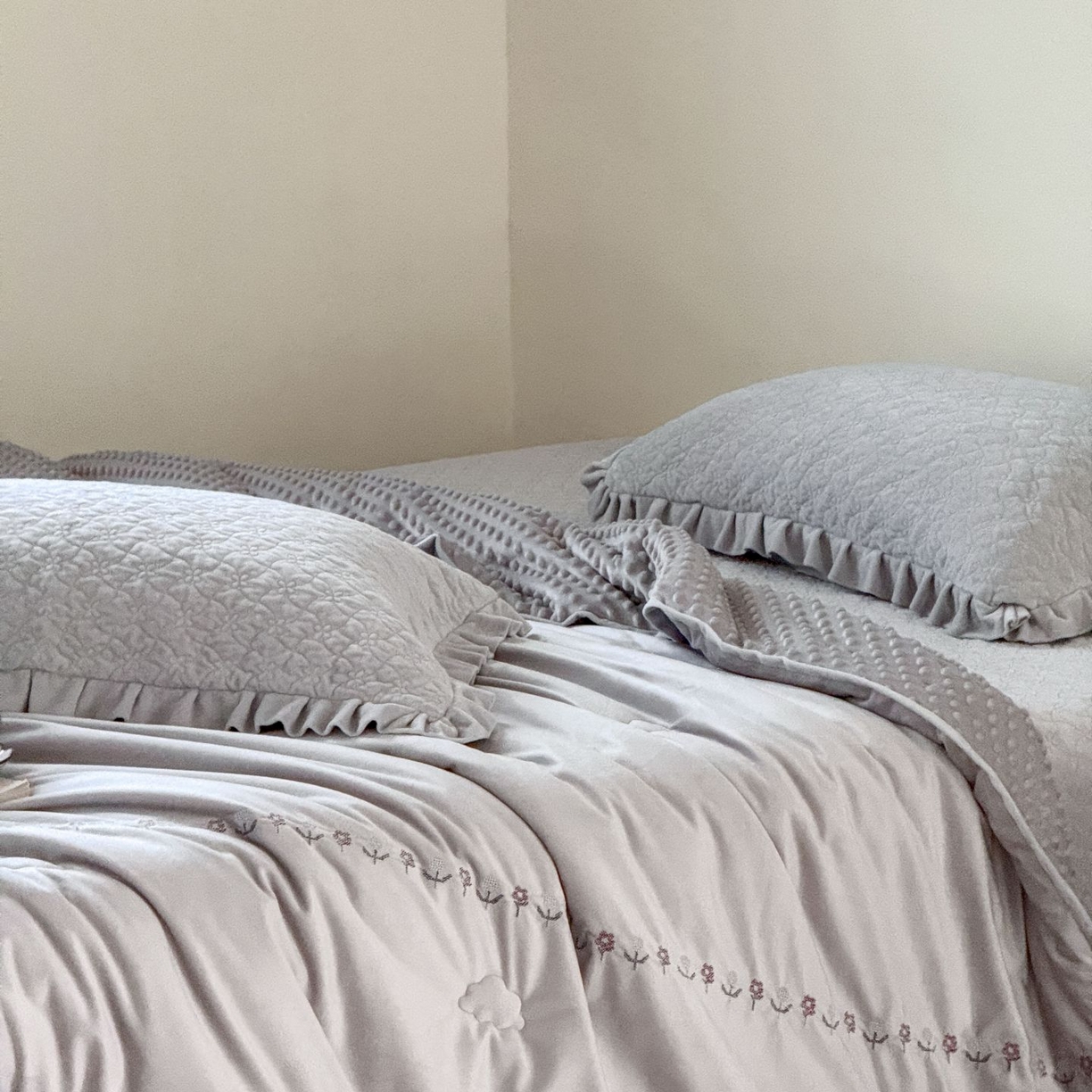 91家纺网 家纺一手货源 找家纺 汇庭 2025秋冬新款铃兰之音绒床盖三件套 铃兰之音浅灰（向阳花灰