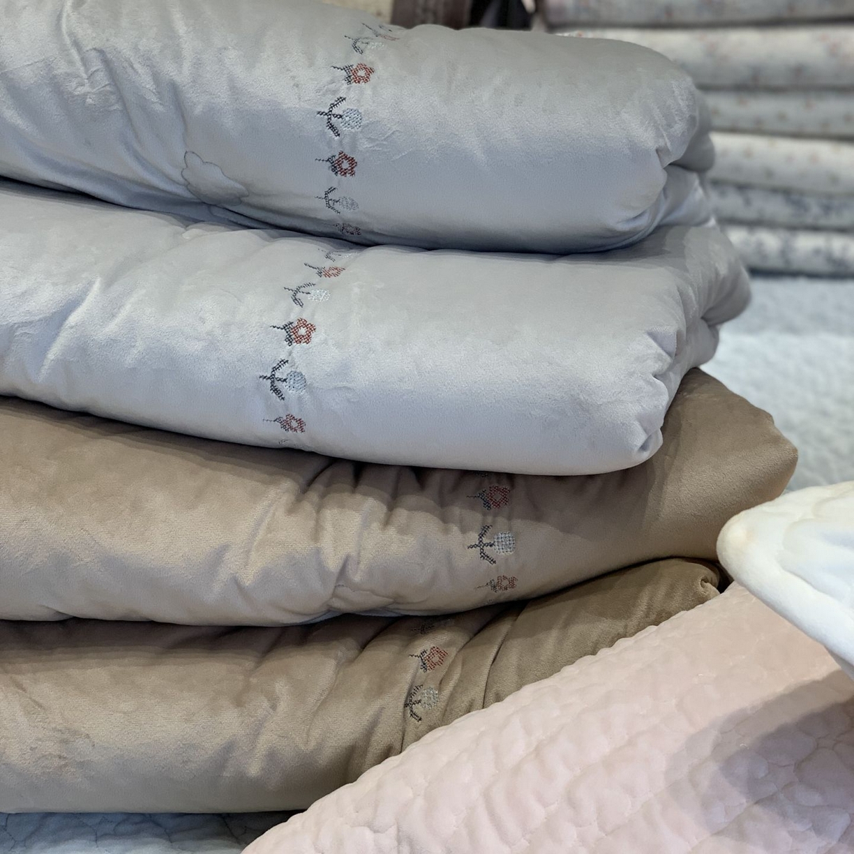 91家纺网 家纺一手货源 找家纺 汇庭 2025秋冬新款铃兰之音绒床盖三件套 组合仅供参考不可下单