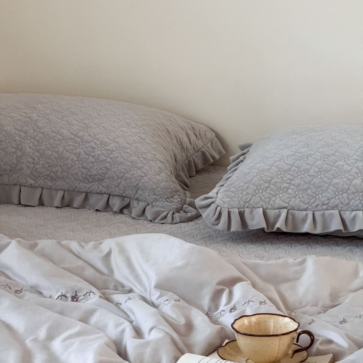 91家纺网 家纺一手货源 找家纺 汇庭 2025秋冬新款铃兰之音绒床盖三件套 铃兰之音浅灰（向阳花灰