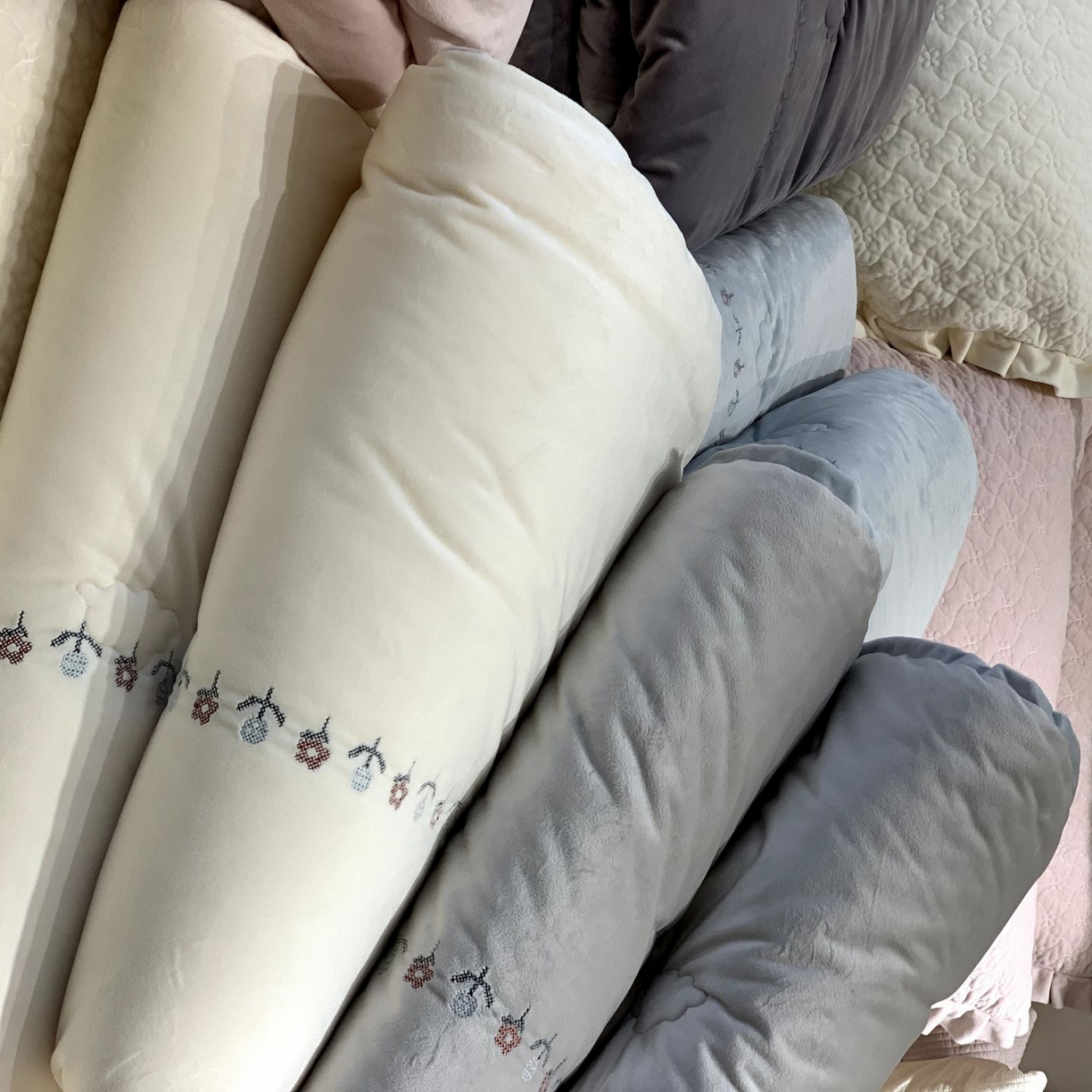 91家纺网 家纺一手货源 找家纺 汇庭 2025秋冬新款铃兰之音绒床盖三件套 组合仅供参考不可下单