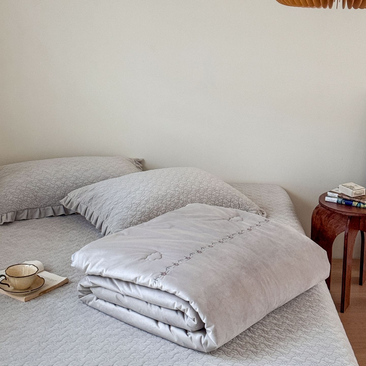 汇庭 2025秋冬新款铃兰之音绒床盖三件套 铃兰之音浅灰（向阳花灰