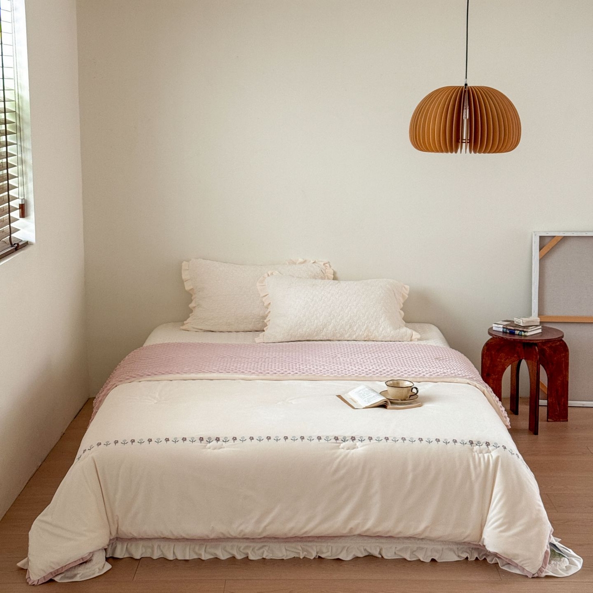 91家纺网 家纺一手货源 找家纺 汇庭 2025秋冬新款铃兰之音绒床盖三件套 铃兰之音本白（向阳花白