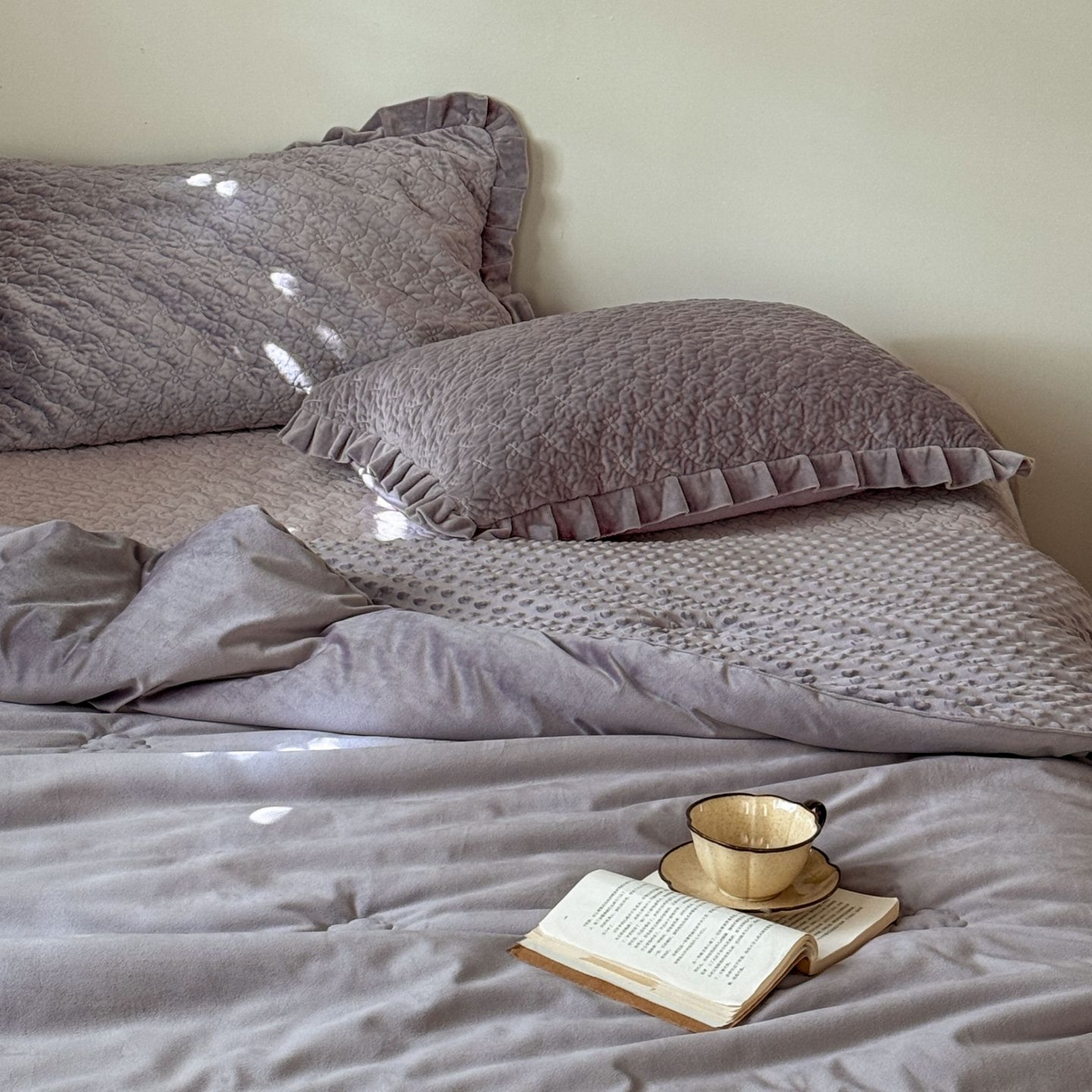 91家纺网 家纺一手货源 找家纺 汇庭 2025秋冬新款铃兰之音绒床盖三件套 铃兰之音鹊紫（向阳花紫