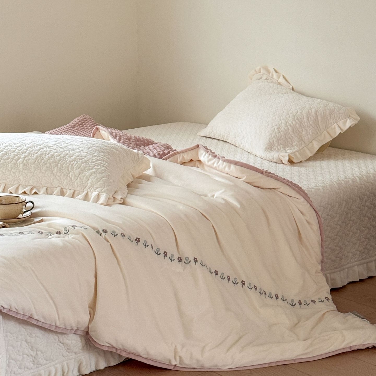 91家纺网 家纺一手货源 找家纺 （总）汇庭 2025秋冬新款铃兰之音绒床盖三件套