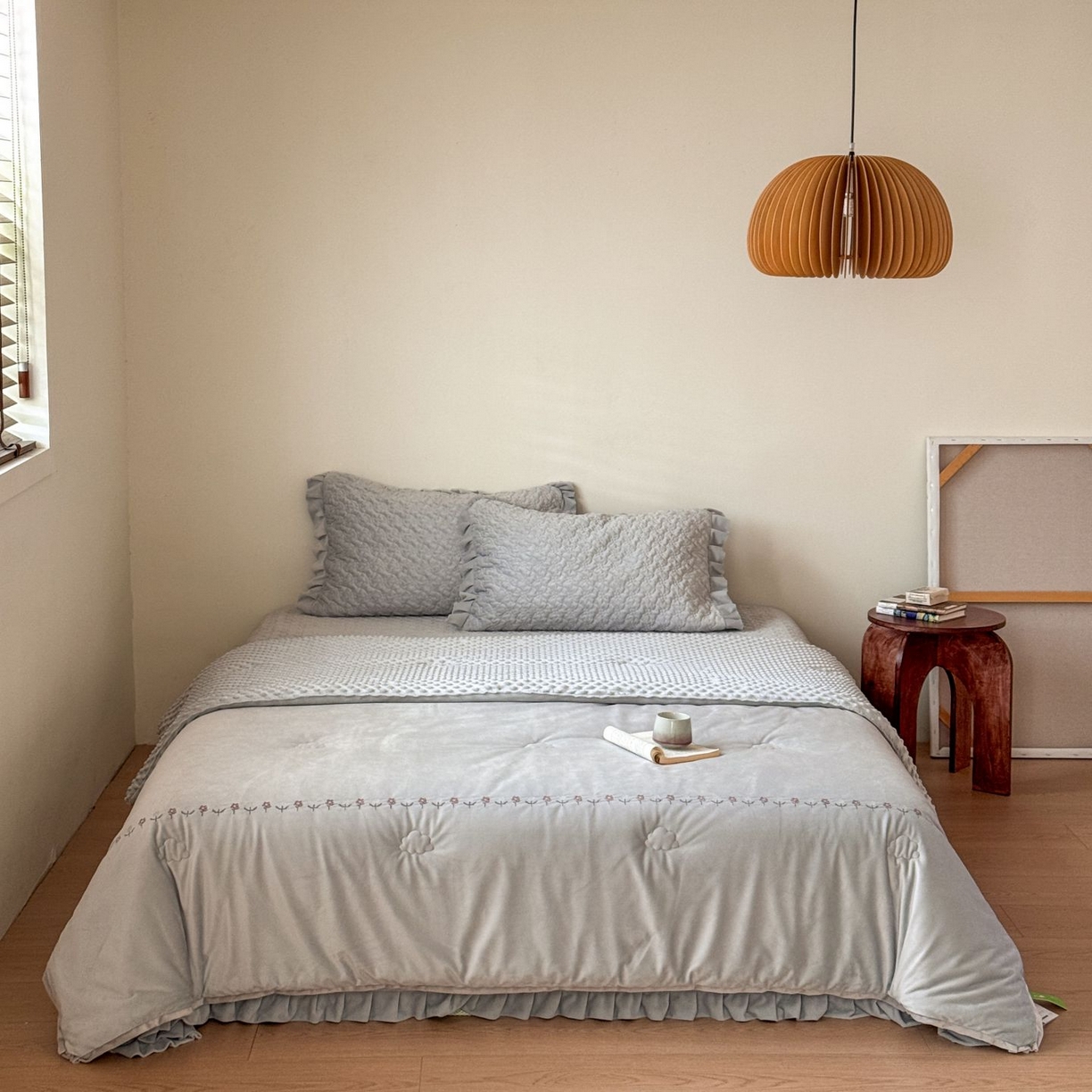 91家纺网 家纺一手货源 找家纺 汇庭 2025秋冬新款铃兰之音绒床盖三件套 铃兰之音雾霾蓝（向阳花蓝