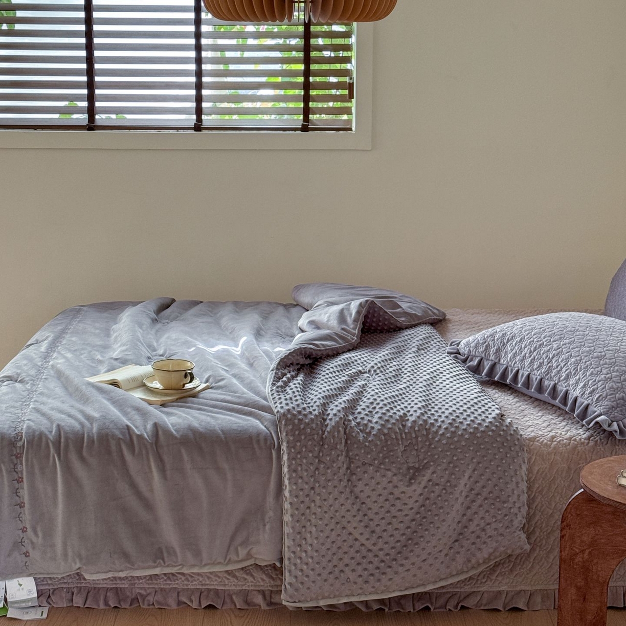 91家纺网 家纺一手货源 找家纺 汇庭 2025秋冬新款铃兰之音绒床盖三件套 铃兰之音鹊紫（向阳花紫