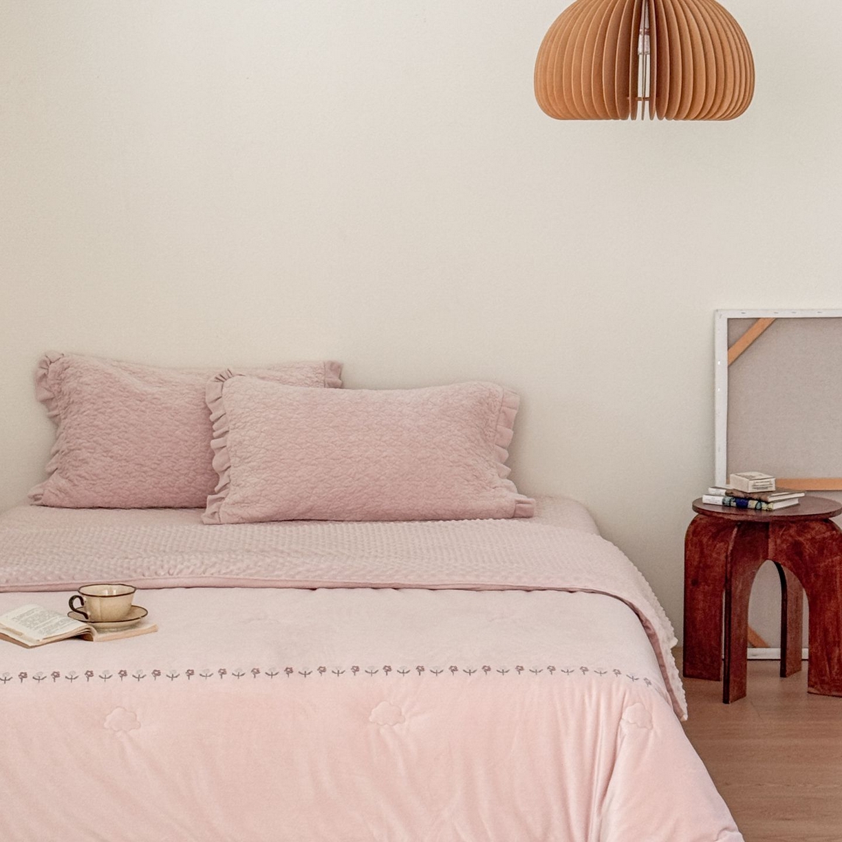 91家纺网 家纺一手货源 找家纺 汇庭 2025秋冬新款铃兰之音绒床盖三件套 铃兰之音粉（向阳花粉