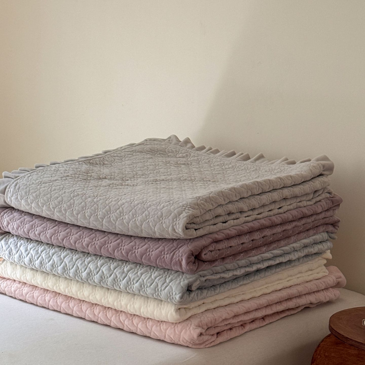 91家纺网 家纺一手货源 找家纺 汇庭 2025秋冬新款铃兰之音绒床盖三件套 叠拍仅供参考不可下单