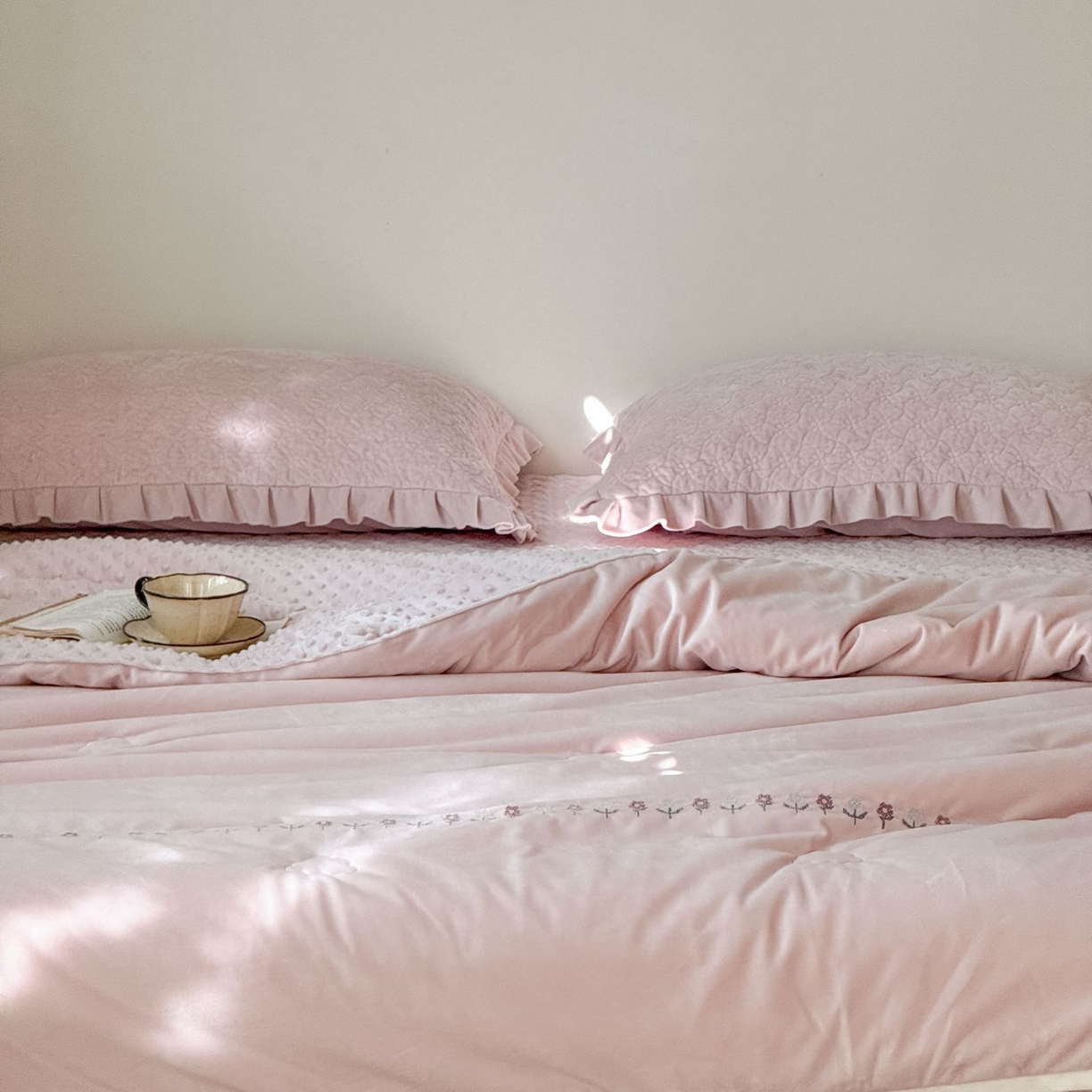 91家纺网 家纺一手货源 找家纺 汇庭 2025秋冬新款铃兰之音绒床盖三件套 铃兰之音粉（向阳花粉