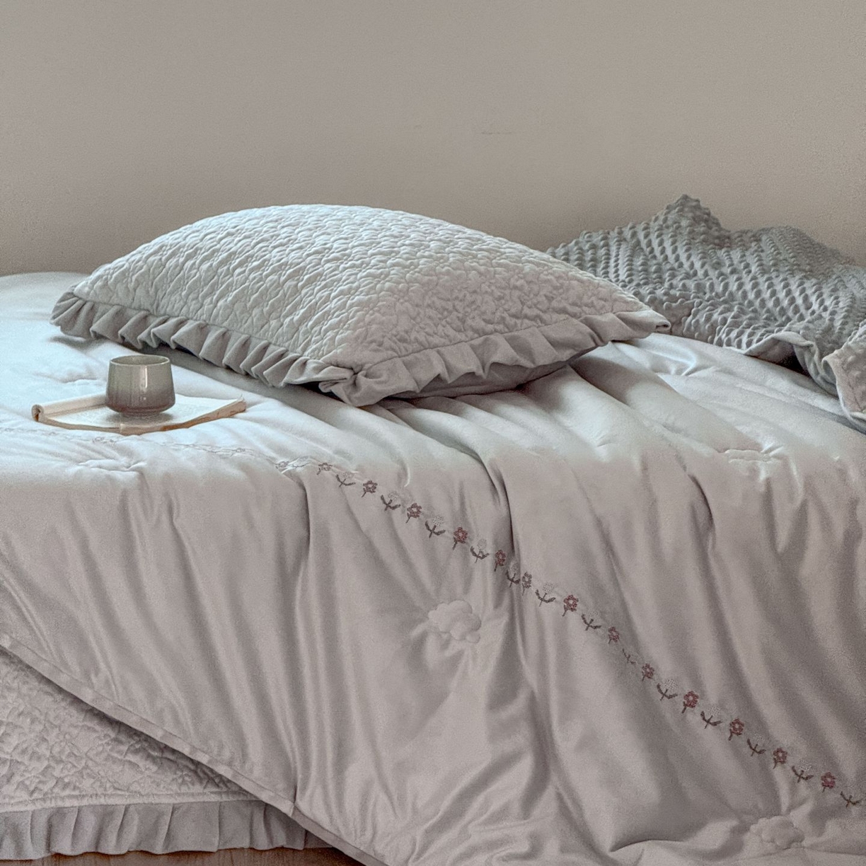 91家纺网 家纺一手货源 找家纺 汇庭 2025秋冬新款铃兰之音绒床盖三件套 铃兰之音雾霾蓝（向阳花蓝