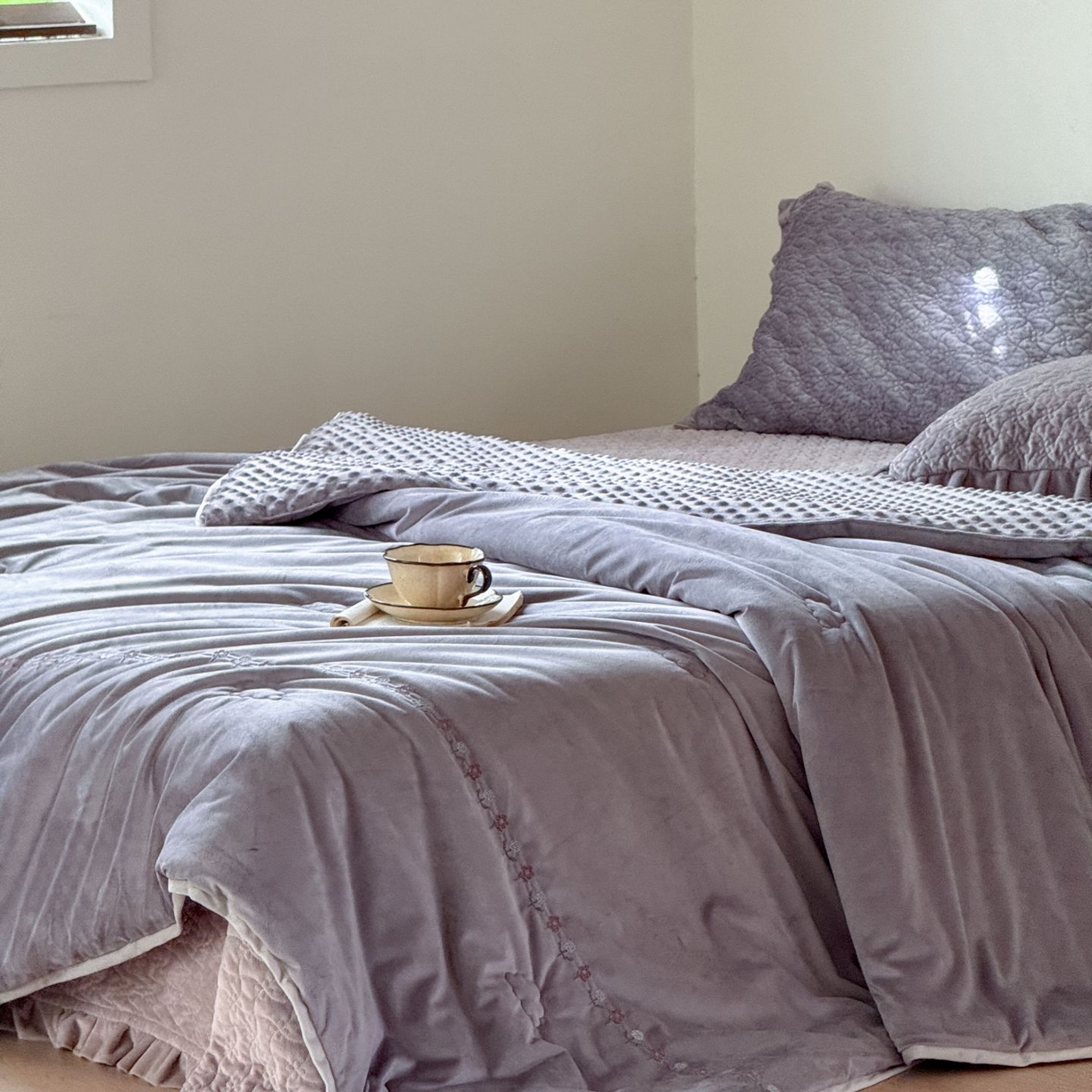 91家纺网 家纺一手货源 找家纺 汇庭 2025秋冬新款铃兰之音绒床盖三件套 铃兰之音鹊紫（向阳花紫