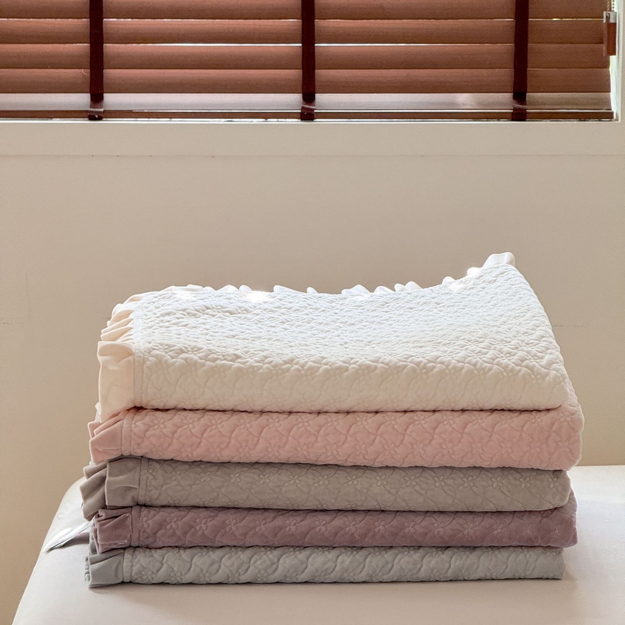 91家纺网 家纺一手货源 找家纺 汇庭 2025秋冬新款铃兰之音绒床盖三件套 叠拍仅供参考不可下单